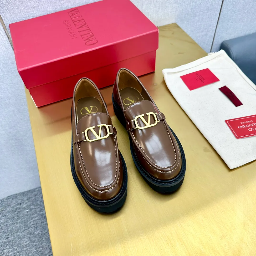 👟👟Ex-factory price 560👟👟 2024【VALENTINO】Valentino's early spring fashionable slip-on loafers are hot new🆕 Versatile style with temperament💃🏻 Slay the whole audience immediately when you put them on [Love] The ultra-simple design is more timeless and attractive! Fashionable and neat feeling, it is a magic tool for increasing your height and slimming down ✨ The shoe collar is specially added with anti-wear latex! You won't feel tired after walking all day long🦶🏻 The upper is made of open-edge beaded cowhide material and paired with a calfskin lining, which is full of texture! 👿Bottom thickness 4.0cm 👿Color: Black Brown 👿Size: 35-40 Factory ready supply